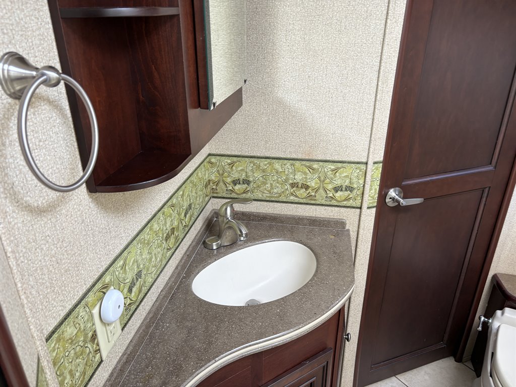 2011 Freightliner Xc Raised Rail Rear Engine Motor Home Chassis - $89,000
